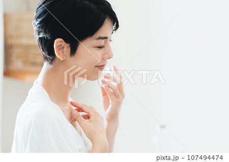 香水を付ける女性 107494474