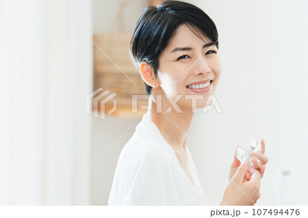 香水を付ける女性 香水を付ける女性 107494476