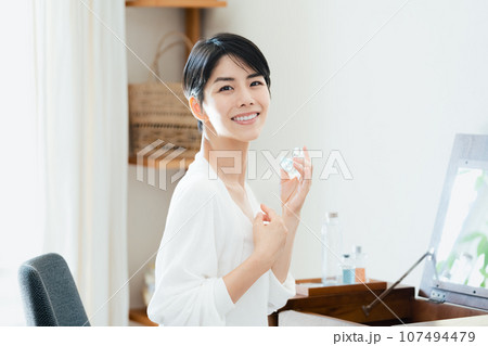 香水を付ける女性 香水を付ける女性 107494479