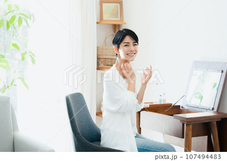 香水を付ける女性 107494483