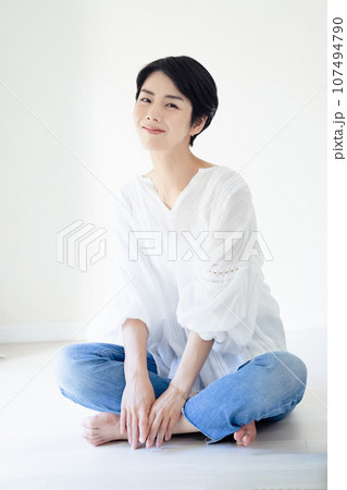 室内でリラックスする女性のポートレート 107494790