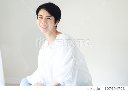 室内でリラックスする女性のポートレート 107494798