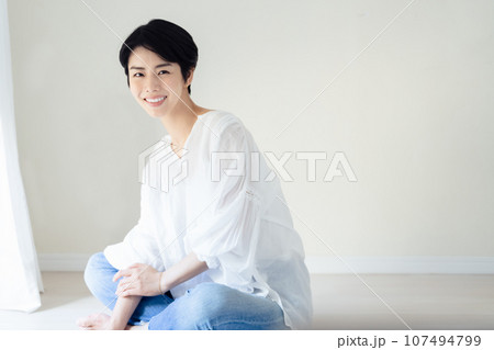 室内でリラックスする女性のポートレート 107494799