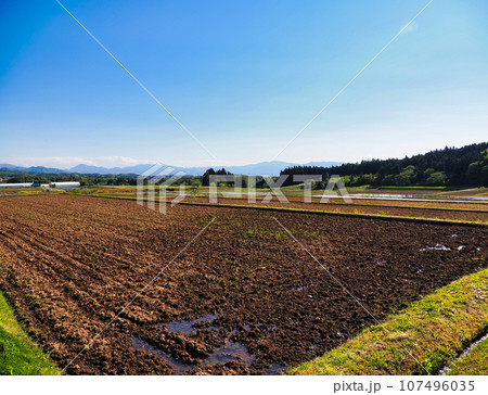 田植え前に耕された広い水田の風景 107496035