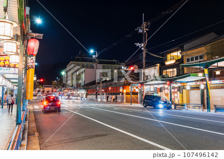 京都 夜の四条通 祇園界隈 京都 夜の四条通 祇園界隈 107496142