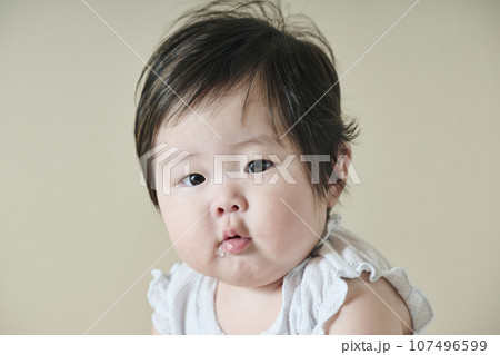 生後半年の赤ちゃん ポートレート 107496599