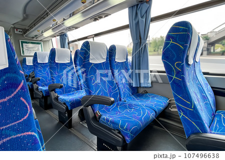 人がまだ乗っていない高速バス（長距離バス）の車内 107496638