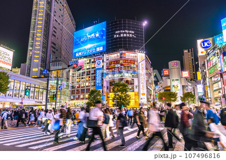 日本の東京都市景観 10月。全国・47都道府県/2週連続減↓。賑わう渋谷駅前。脱マ完了、希望の時代へ 107496816