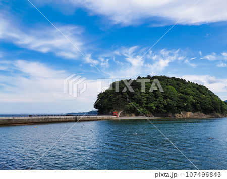 青空と荒島へ渡る橋の風景・宮城県本吉郡南三陸町志津川 青空と荒島へ渡る橋の風景・宮城県本吉郡南三陸町志津川 107496843