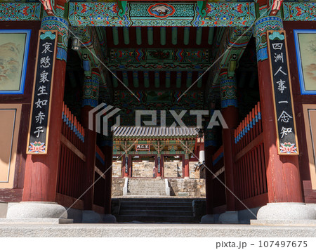 韓国・釜山　梵魚寺の境内 107497675
