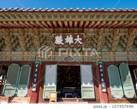 韓国・釜山 梵魚寺の境内 韓国・釜山 梵魚寺の境内 107497696