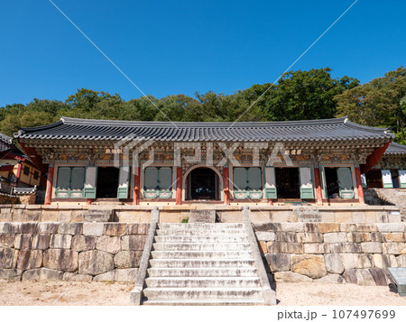 韓国・釜山　梵魚寺の境内 107497699
