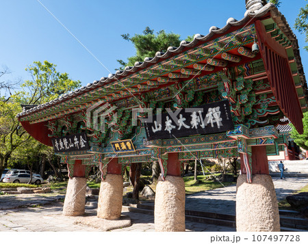 韓国・釜山　梵魚寺の境内 107497728