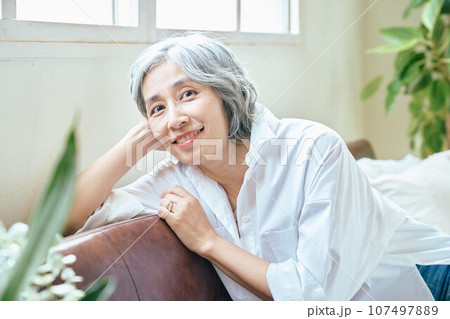 ソファでくつろぐシニア女性 107497889