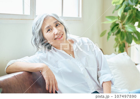ソファでくつろぐシニア女性 ソファでくつろぐシニア女性 107497890