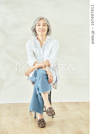 椅子に座るシニア女性 107497911