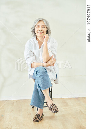 椅子に座るシニア女性 椅子に座るシニア女性 107497912