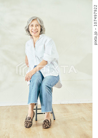 椅子に座るシニア女性 椅子に座るシニア女性 107497922