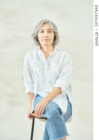 椅子に座るシニア女性 椅子に座るシニア女性 107497940