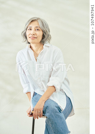 椅子に座るシニア女性 椅子に座るシニア女性 107497941