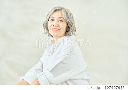 笑顔のかわいいシニア女性 107497953