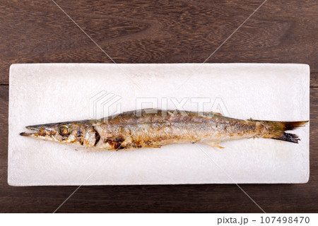 長角皿に乗せたカマスの塩焼き 107498470