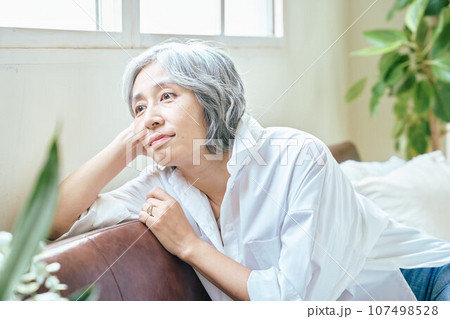 ソファでくつろぐシニア女性 107498528