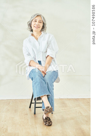 椅子に座るシニア女性 107498586