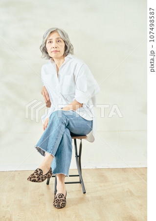 椅子に座るシニア女性 107498587