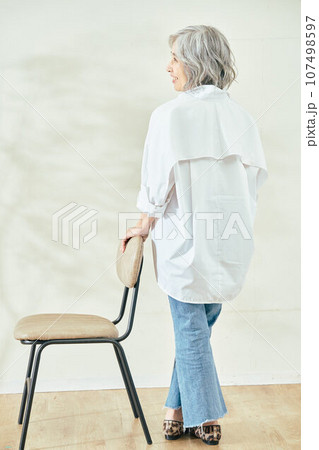 椅子に側に立つシニア女性 椅子に側に立つシニア女性 107498597