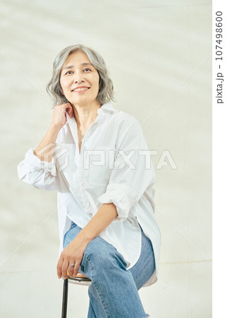 椅子に座るシニア女性 107498600