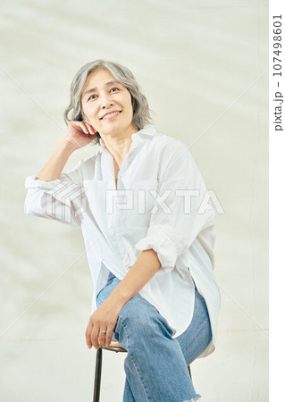 椅子に座るシニア女性 107498601