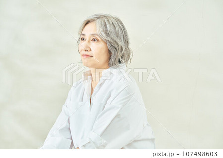 笑顔のかわいいシニア女性 笑顔のかわいいシニア女性 107498603