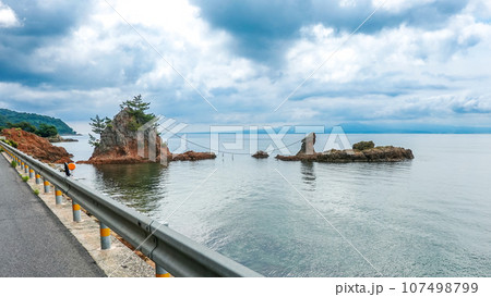 島根半島の男女岩(島根県松江市美保関) 島根半島の男女岩(島根県松江市美保関) 107498799