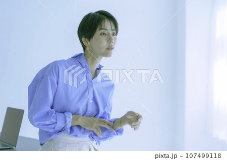 若い女性のポートレート 若い女性のポートレート 107499118