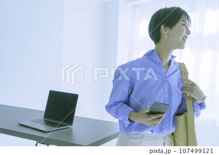 笑顔の若い女性のポートレート 笑顔の若い女性のポートレート 107499121