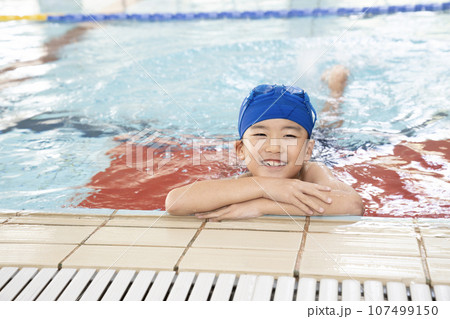 プールに入って笑う少年 107499150