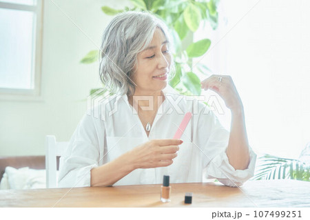 ネイルケアをするシニア女性 107499251
