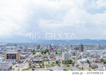 福島県福島市　JR福島駅周辺から望む福島市の街並み（西方向） 107499618