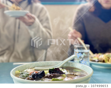 中華の会食をする女性たちイメージ 中華の会食をする女性たちイメージ 107499653