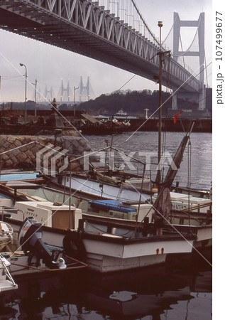 瀬戸大橋の袂に有る下津井漁港の閑静な停船姿 107499677