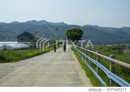 Bicycle path along the Seomjingang River 107500277