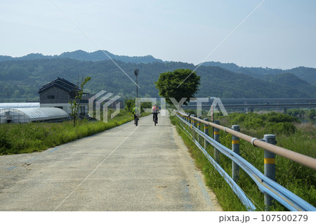Bicycle path along the Seomjingang River 107500279