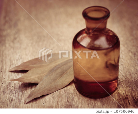 Bay leaves with essential oil 107500946