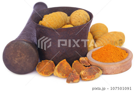 Whole and ground turmeric Whole and ground turmeric 107501091