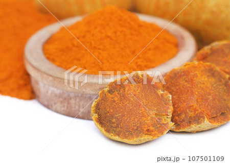 Whole and ground turmeric Whole and ground turmeric 107501109