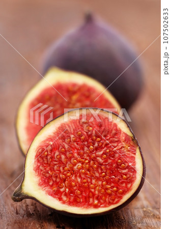 Fresh organic common fig 107502633