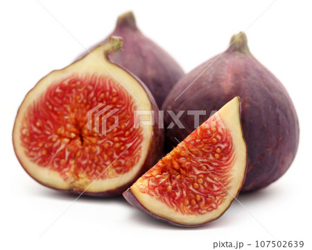 Fresh organic common figs 107502639