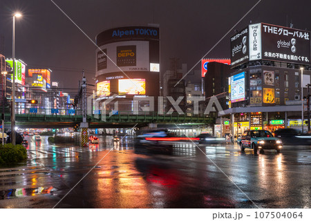 《東京都》雨の新宿歓楽街・歌舞伎町のネオン 《東京都》雨の新宿歓楽街・歌舞伎町のネオン 107504064