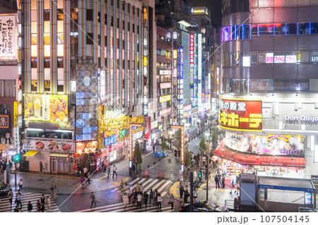《東京都》雨の新宿歌舞伎町・夜の歓楽街 《東京都》雨の新宿歌舞伎町・夜の歓楽街 107504145
